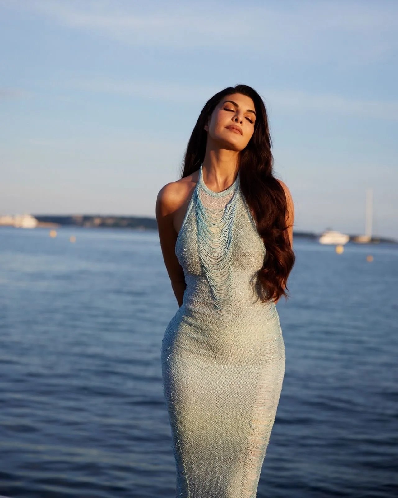 Jacqueline Fernandez Flaunts on curvy...