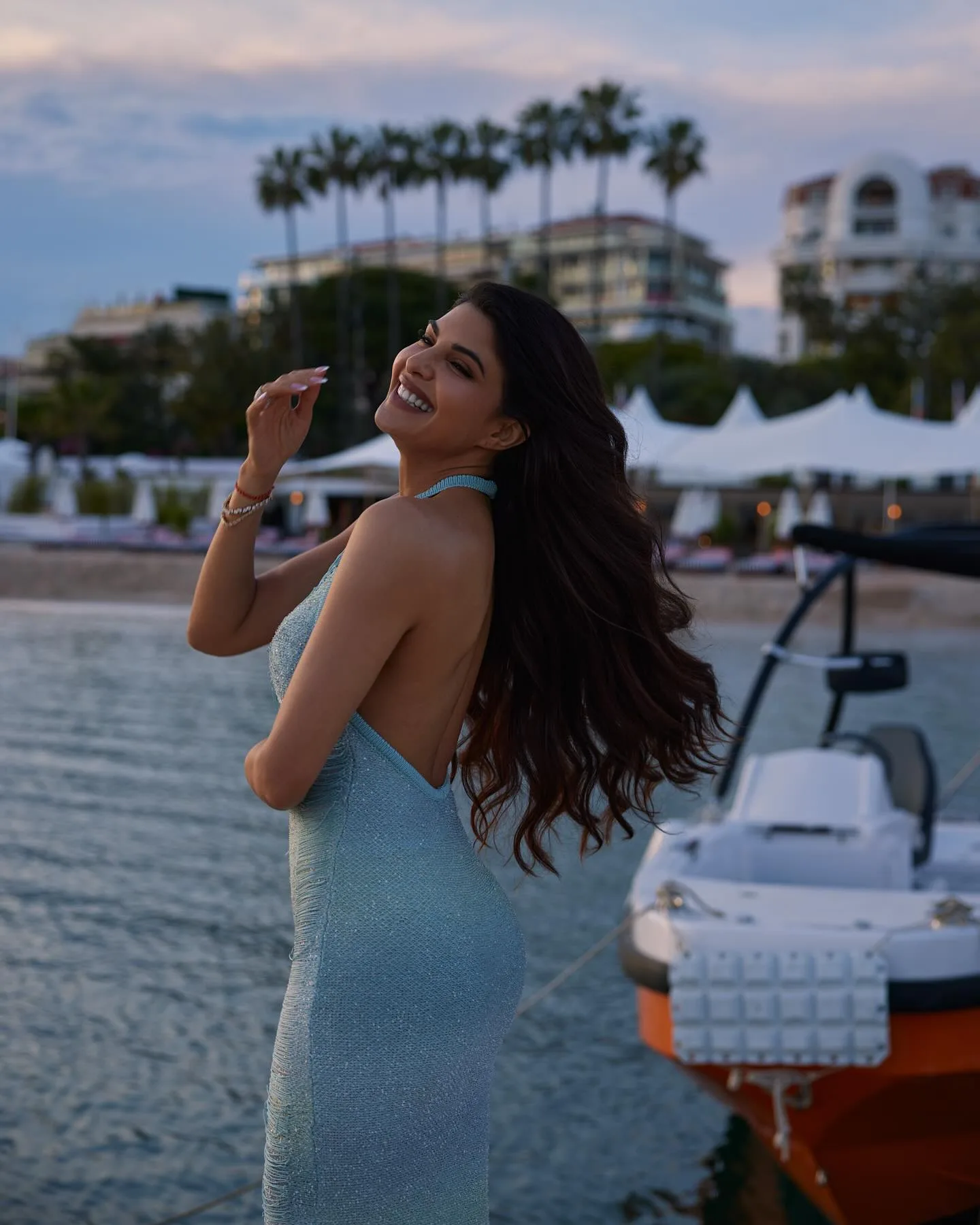 Jacqueline Fernandez Flaunts on curvy...