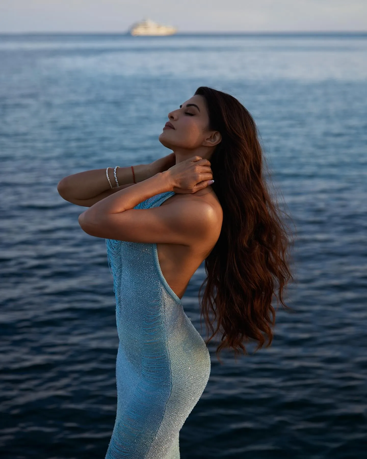 Jacqueline Fernandez Flaunts on curvy...