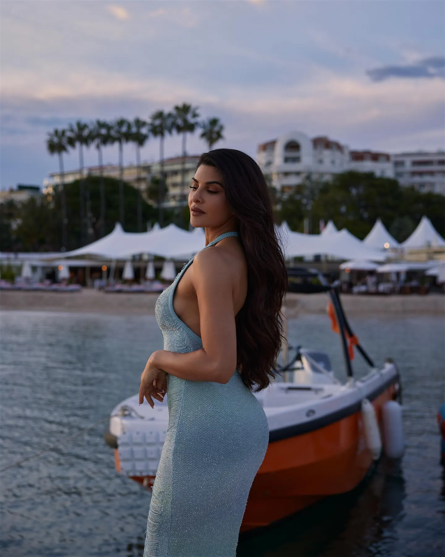 Jacqueline Fernandez Flaunts on curvy...
