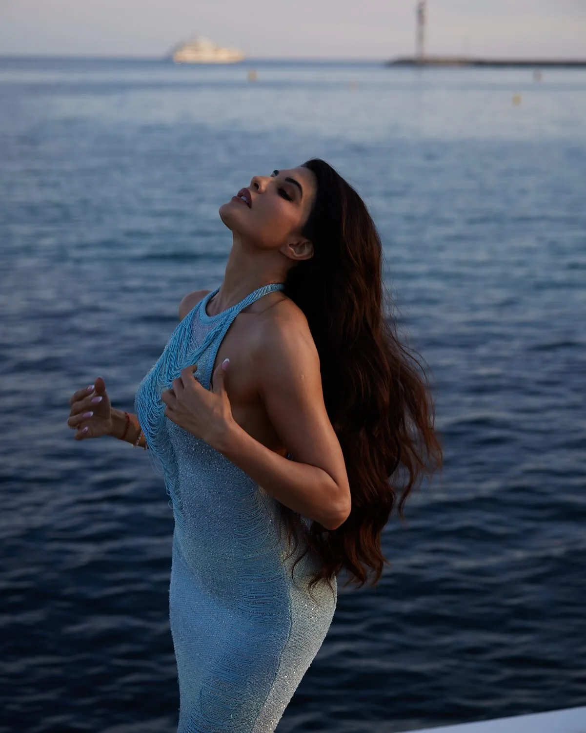 Jacqueline Fernandez Flaunts on curvy...