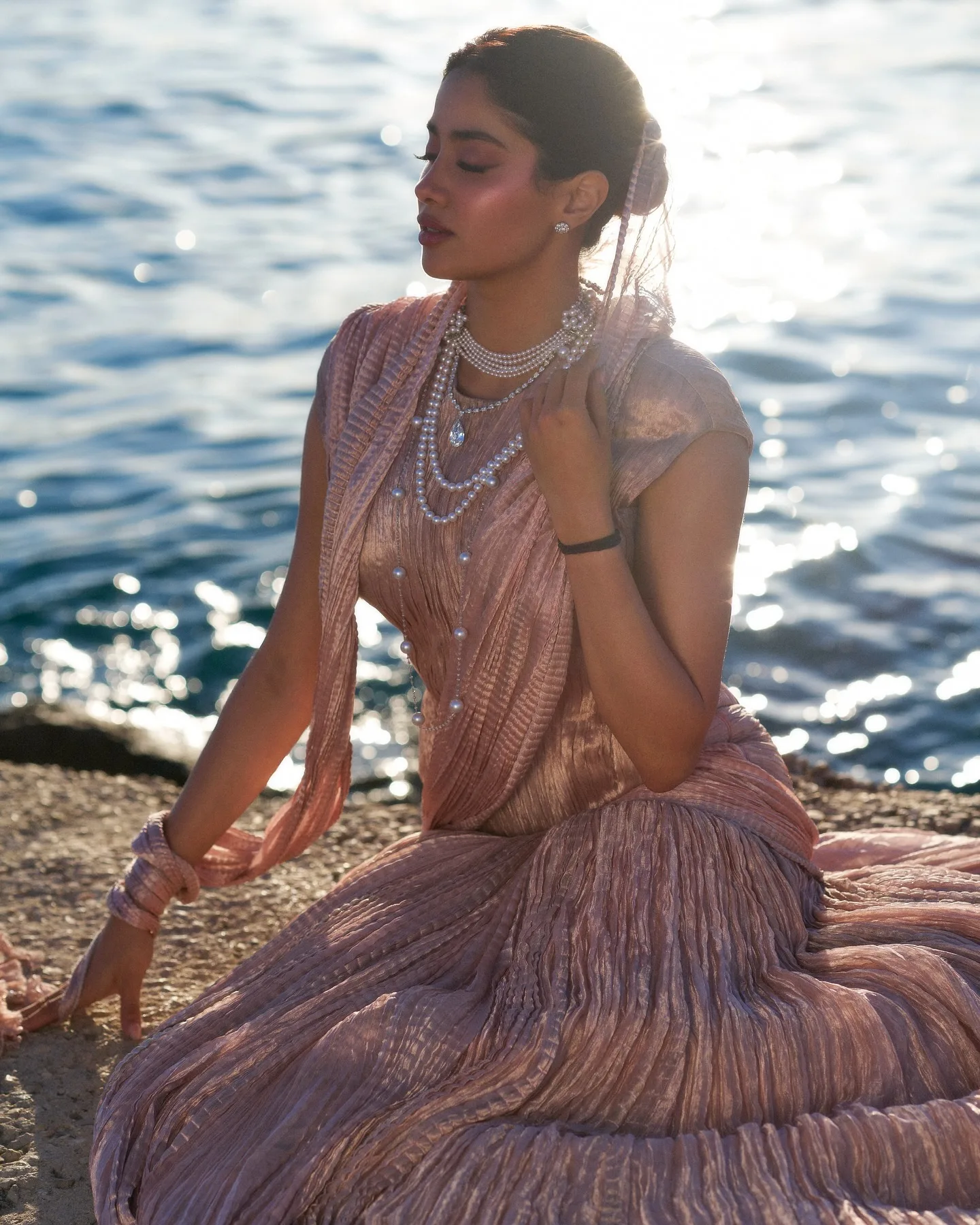 Janhvi Kapoor Stuns at Cannes...