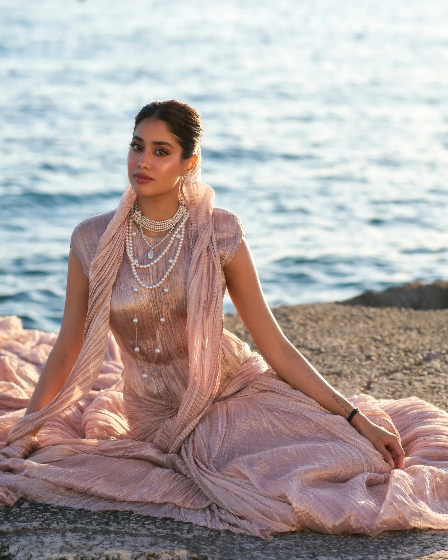 Janhvi Kapoor Stuns at Cannes...