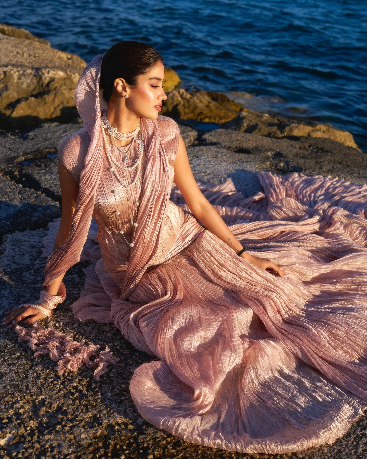 Janhvi Kapoor Stuns at Cannes...