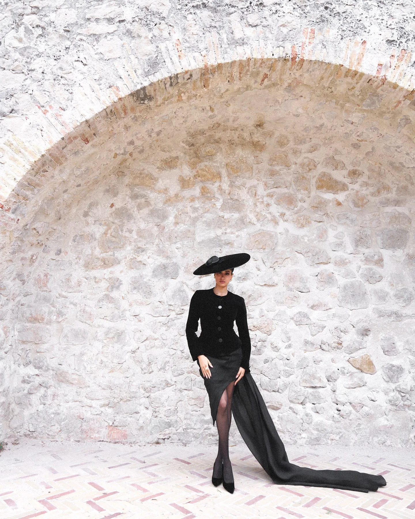 Janhvi Kapoor Wows in Black...