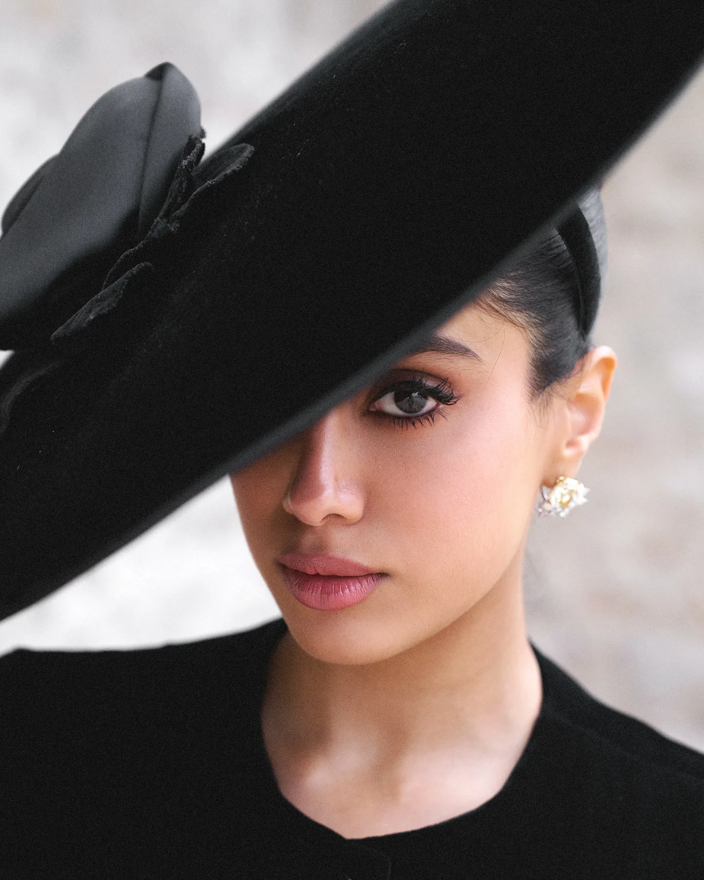 Janhvi Kapoor Wows in Black...