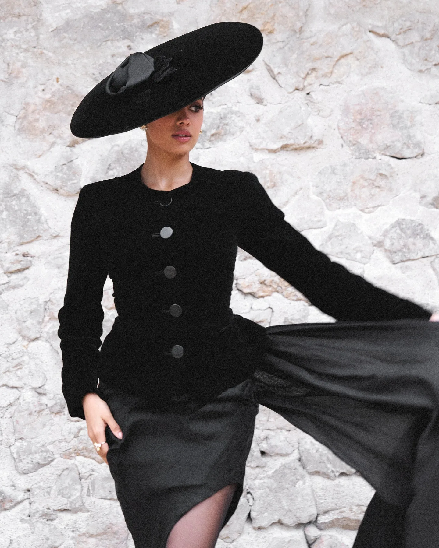 Janhvi Kapoor Wows in Black...