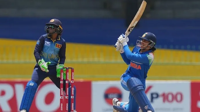 smriti-mandhana-plays-a-shot-vs