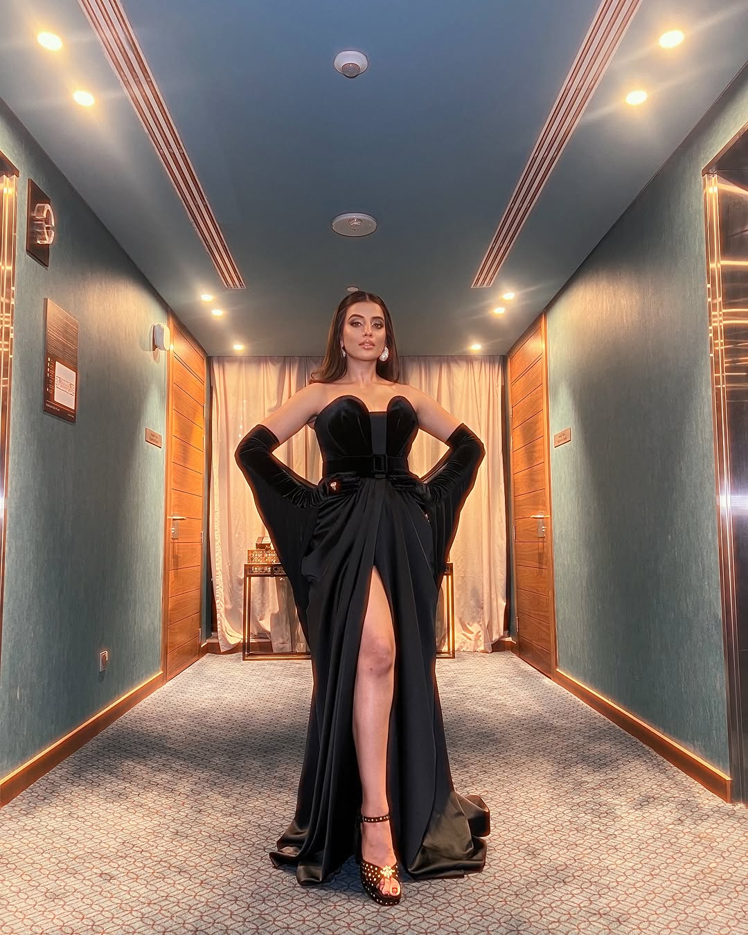 Killer Poses & Bold Glamour-Akshara...