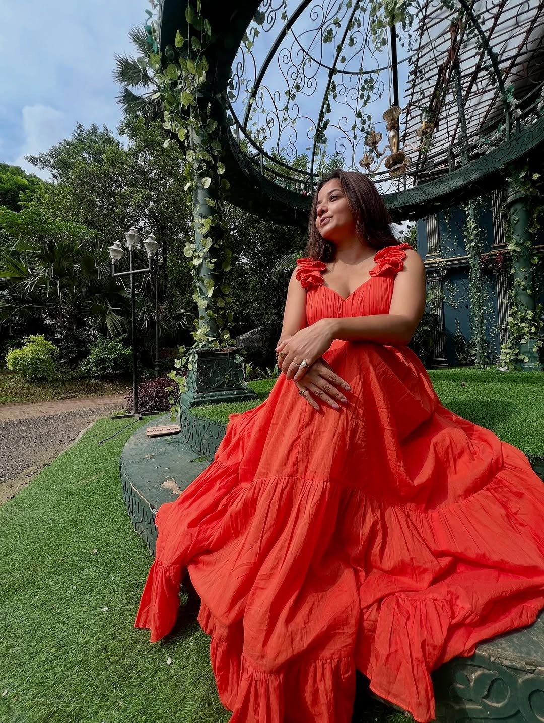 Bhojpuri Actress Monalisa Red-Hot Glam...