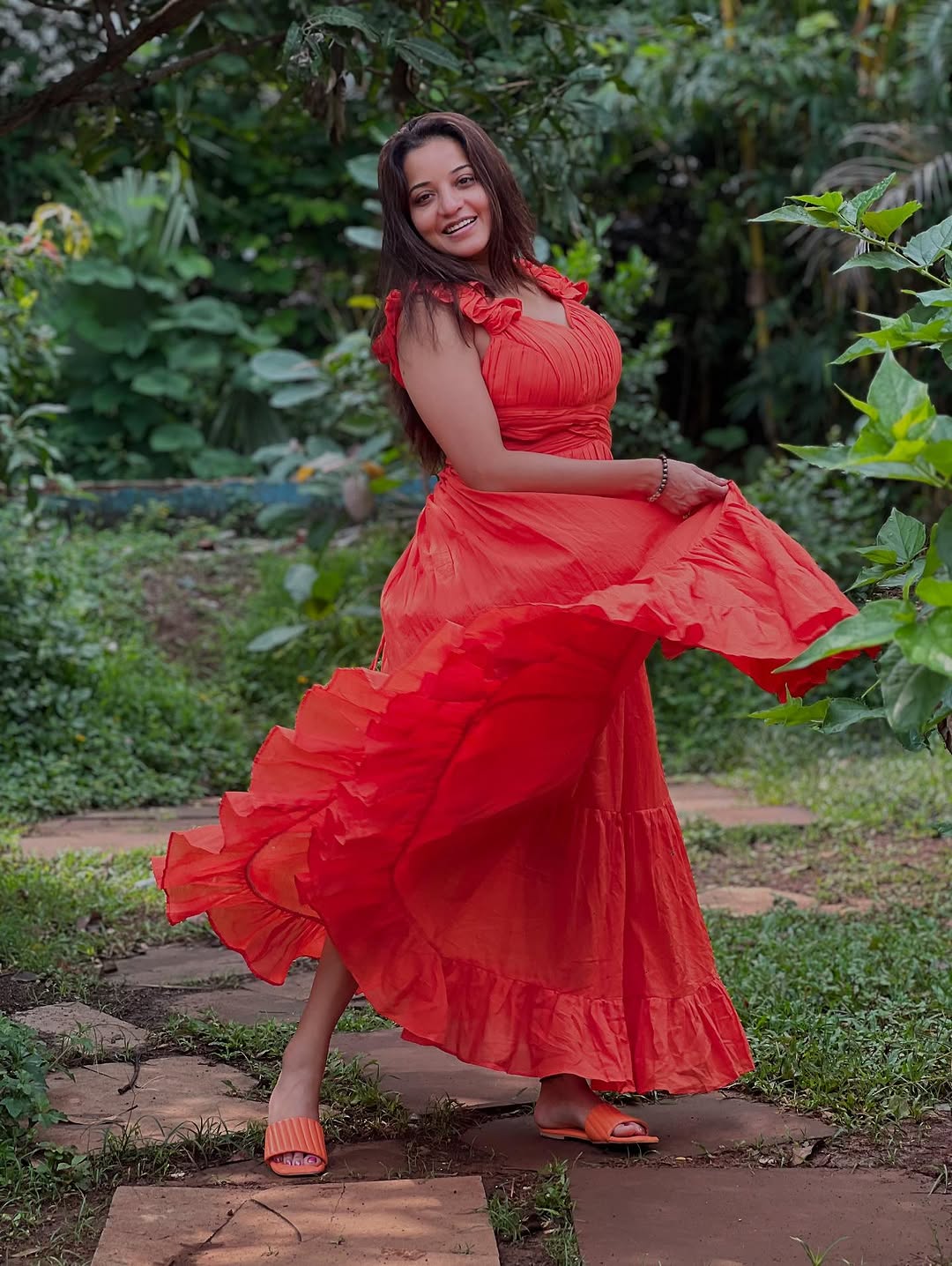 Bhojpuri Actress Monalisa Red-Hot Glam...