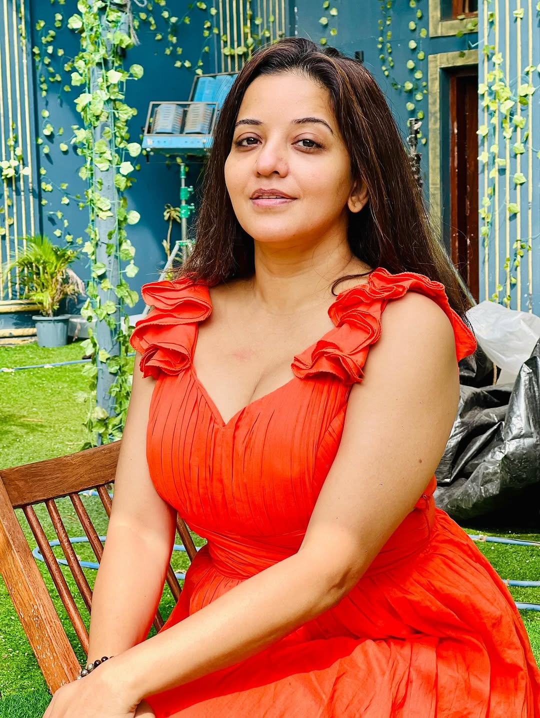 Bhojpuri Actress Monalisa Red-Hot Glam...