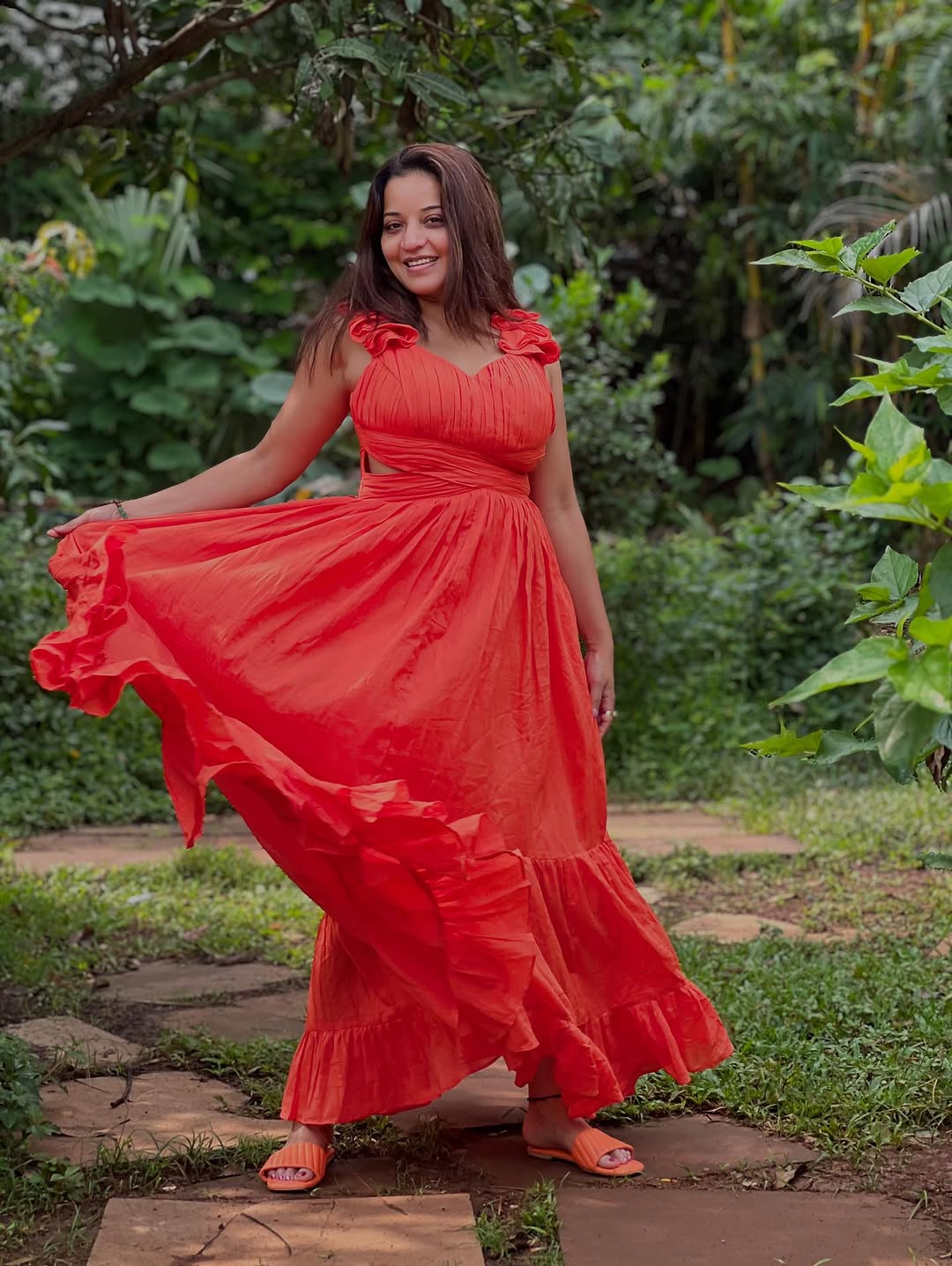 Bhojpuri Actress Monalisa Red-Hot Glam...