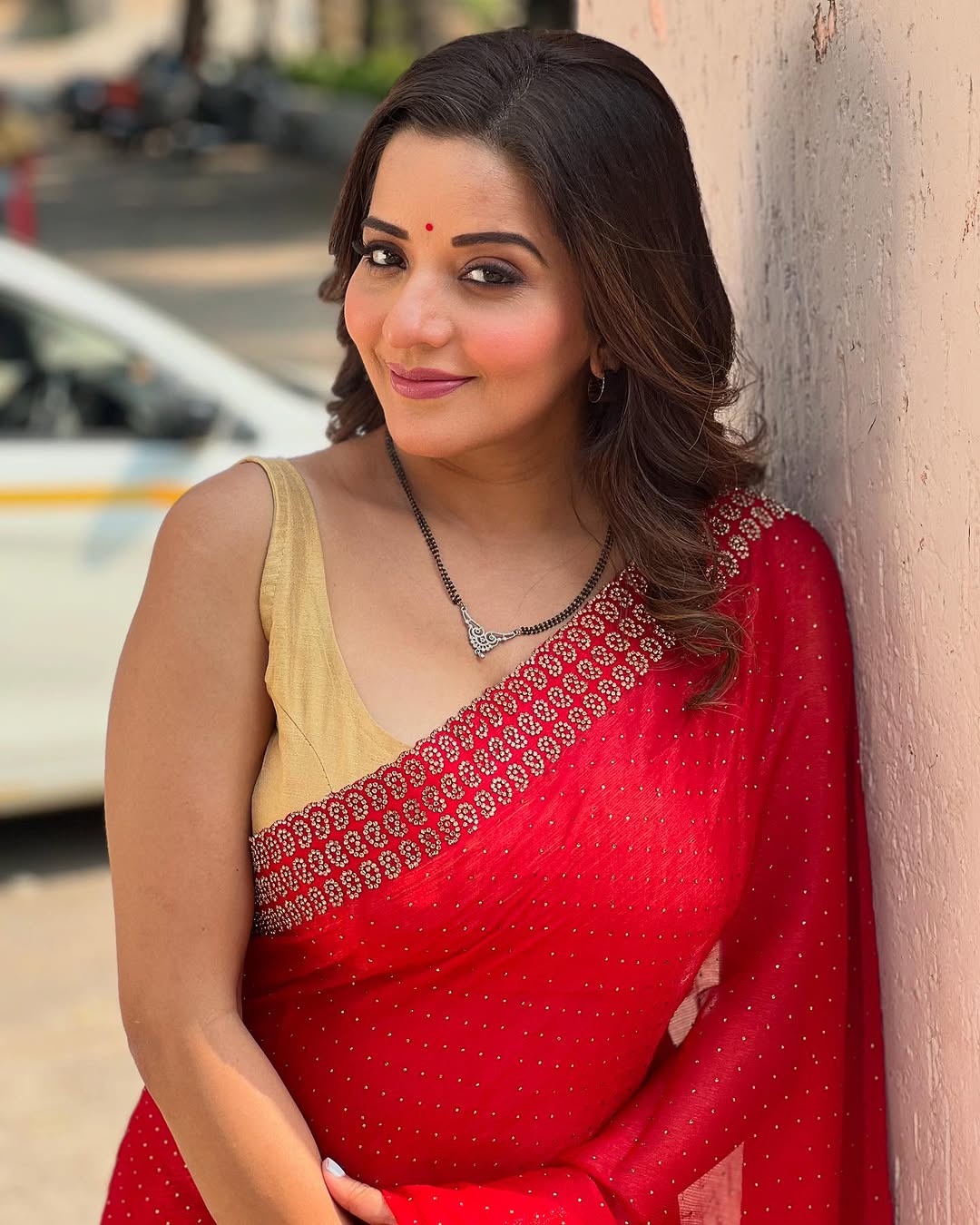 Bhojpuri Star Monalisa Glamorous Red...