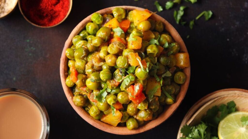 Green Peas Ghugni Recipe : सर्दियों में चटपटा नाश्ता बनाने का आसान तरीका