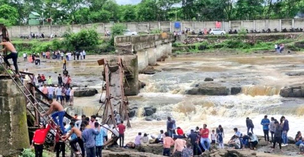 Pune Bridge Accident at Kund...