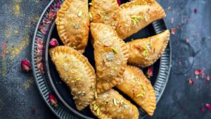 बिना मावा वाली गुजिया रेसिपी : त्योहार के लिए ड्राई फ्रूट्स गुजिया