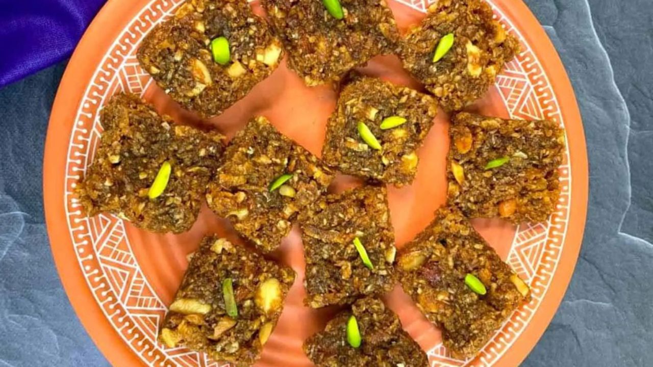 Healthy Coconut-Jaggery Barfi : बिना...