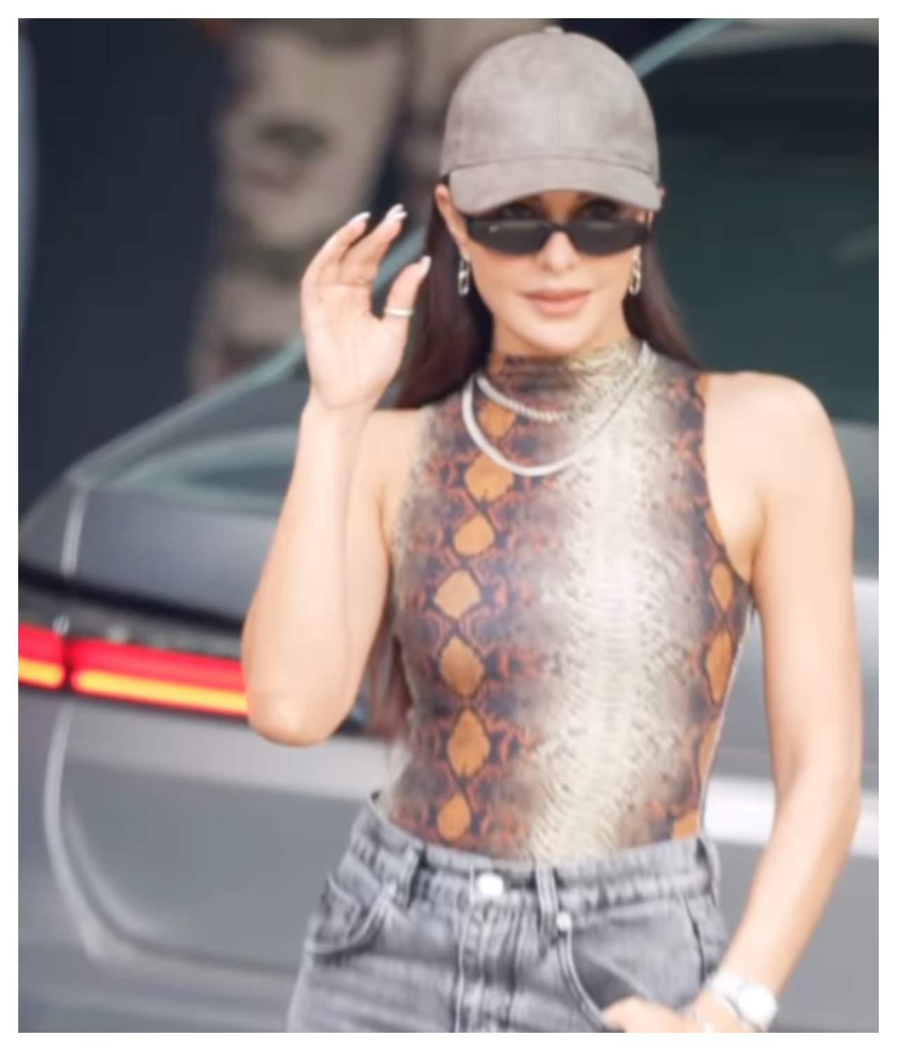 Jacqueline Fernandez Dazzles at Airport...