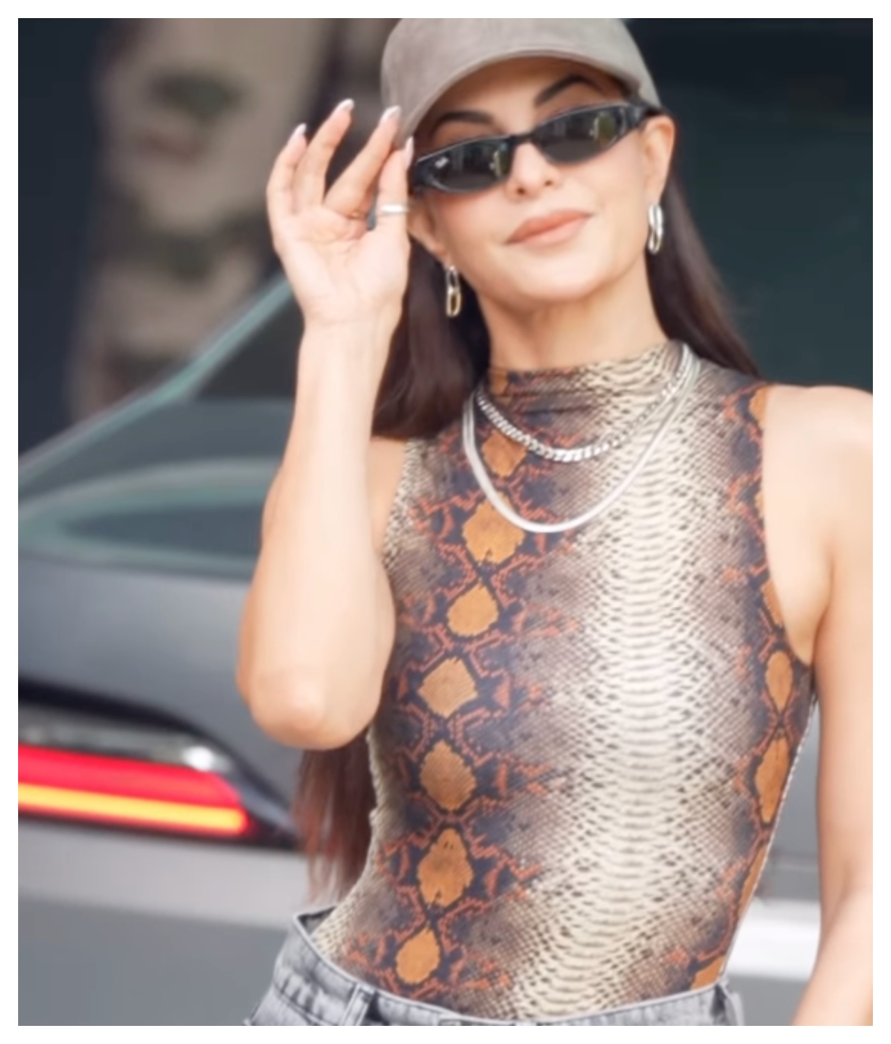 Jacqueline Fernandez Dazzles at Airport...