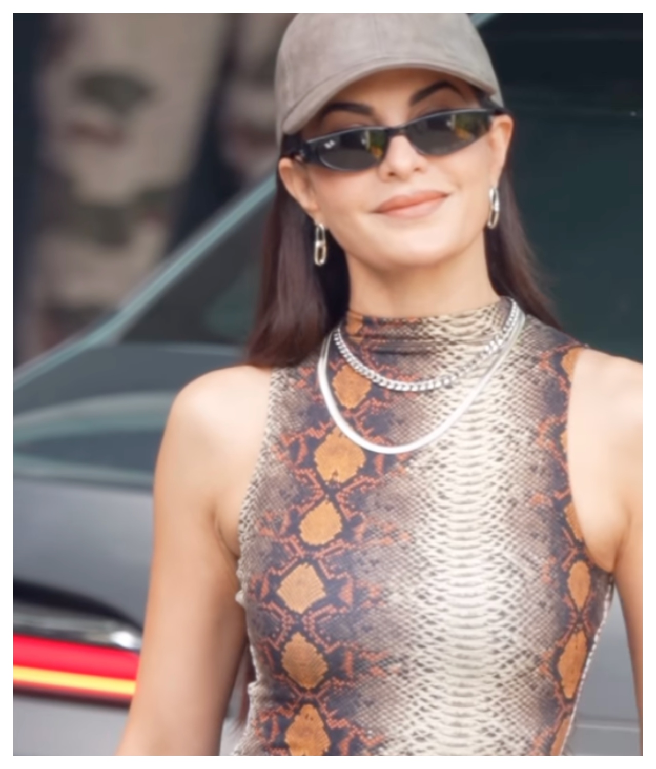 Jacqueline Fernandez Dazzles at Airport...