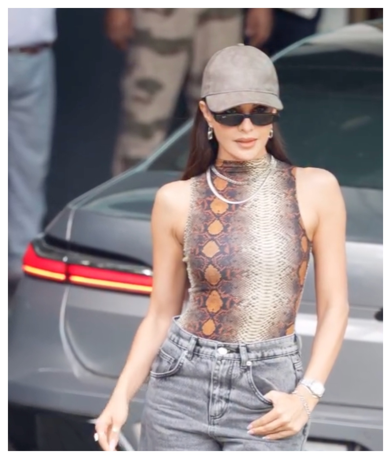 Jacqueline Fernandez Dazzles at Airport...