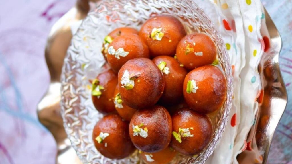 मिल्क पाउडर से बनाएं मुलायम गुलाब जामुन: घर पर आसान रेसिपी (Soft Gulab Jamun Recipe)