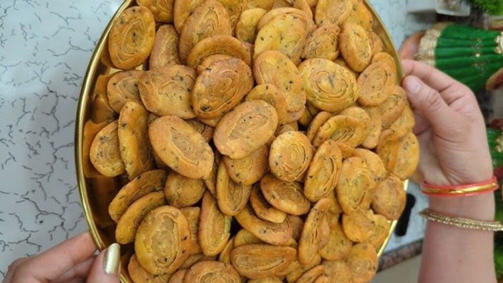 मूंग दाल मठरी रेसिपी: चाय के साथ खाएं ये हेल्दी और क्रिस्पी स्नैक