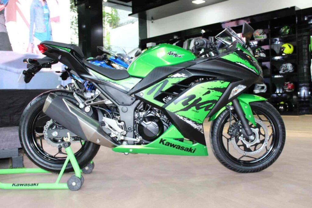 Big price drop of ₹84000 on Ninja 300 chance to buy this sports bike for less