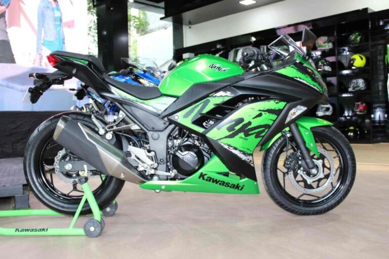 Big price drop of ₹84000 on Ninja 300 chance to buy this sports bike for less