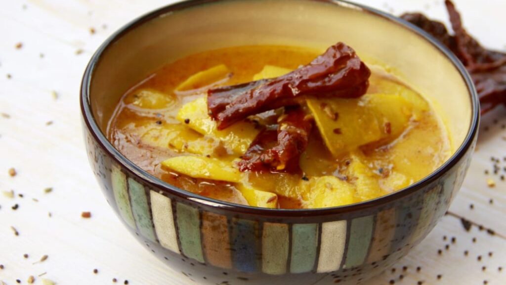 कच्चे आम की लौंजी रेसिपी: खट्टी-मीठी स्वाद बम जो बना देगी आपके भोजन को यादगार