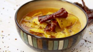 कच्चे आम की लौंजी रेसिपी: खट्टी-मीठी स्वाद बम जो बना देगी आपके भोजन को यादगार