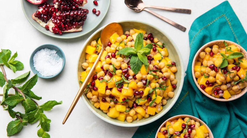 आम की चटपटी चाट रेसिपी: गर्मियों का अनोखा स्वाद