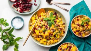 आम की चटपटी चाट रेसिपी: गर्मियों का अनोखा स्वाद