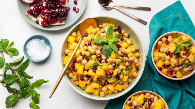 आम की चटपटी चाट रेसिपी: गर्मियों का अनोखा स्वाद