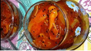 कच्चे आम की खट्टी-मीठी चटनी: गर्मियों का जबरदस्त स्वाद, बिना सब्जी भरपेट रोटी खा जाएंगे!