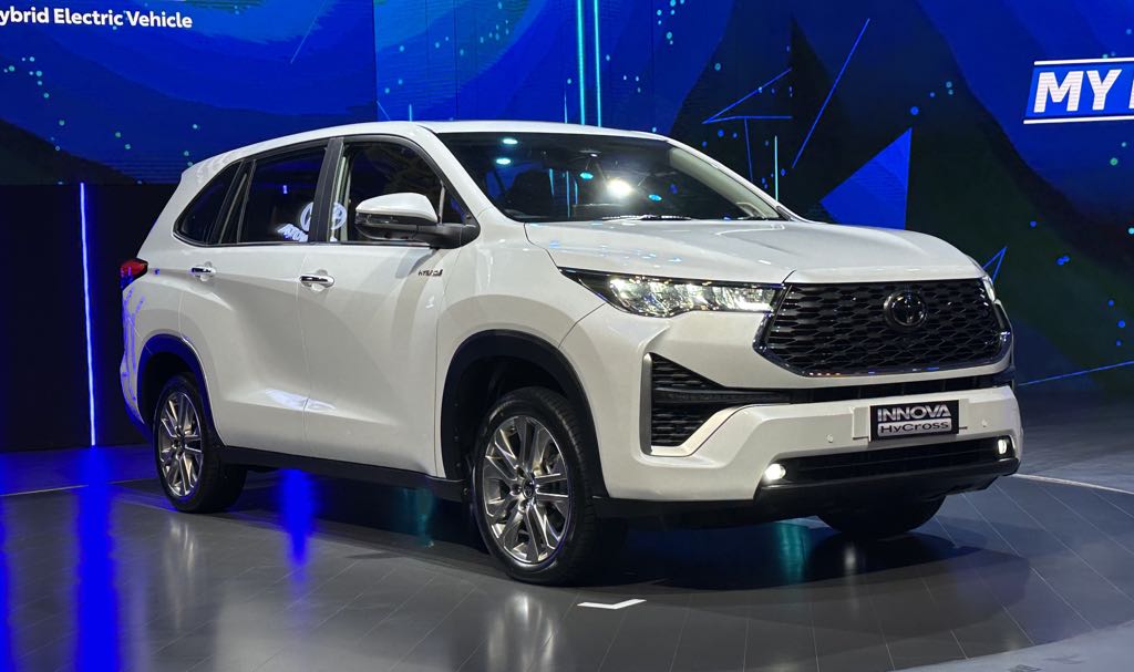 Toyota Innova HyCross 2025: A...