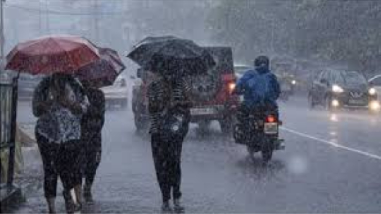UP Monsoon Alert: आसमान में...