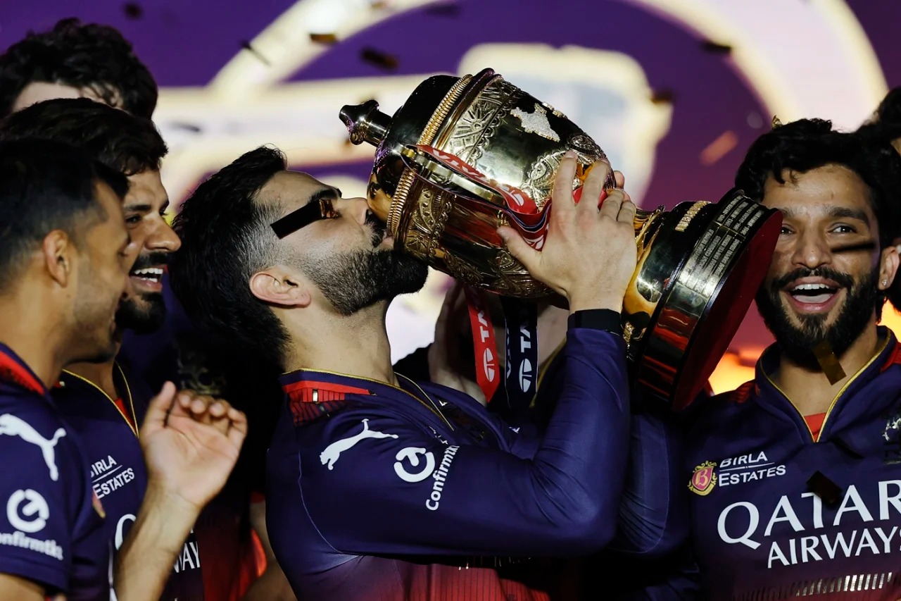 Virat-Kohli-IPL-trophy