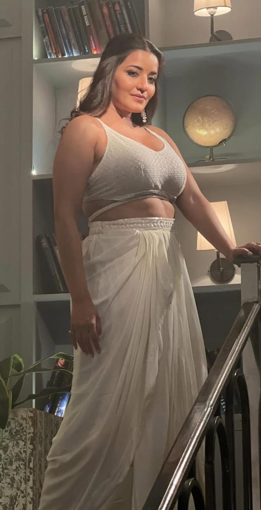 Must-See Bhojpuri Actress Monalisa’s Latest...