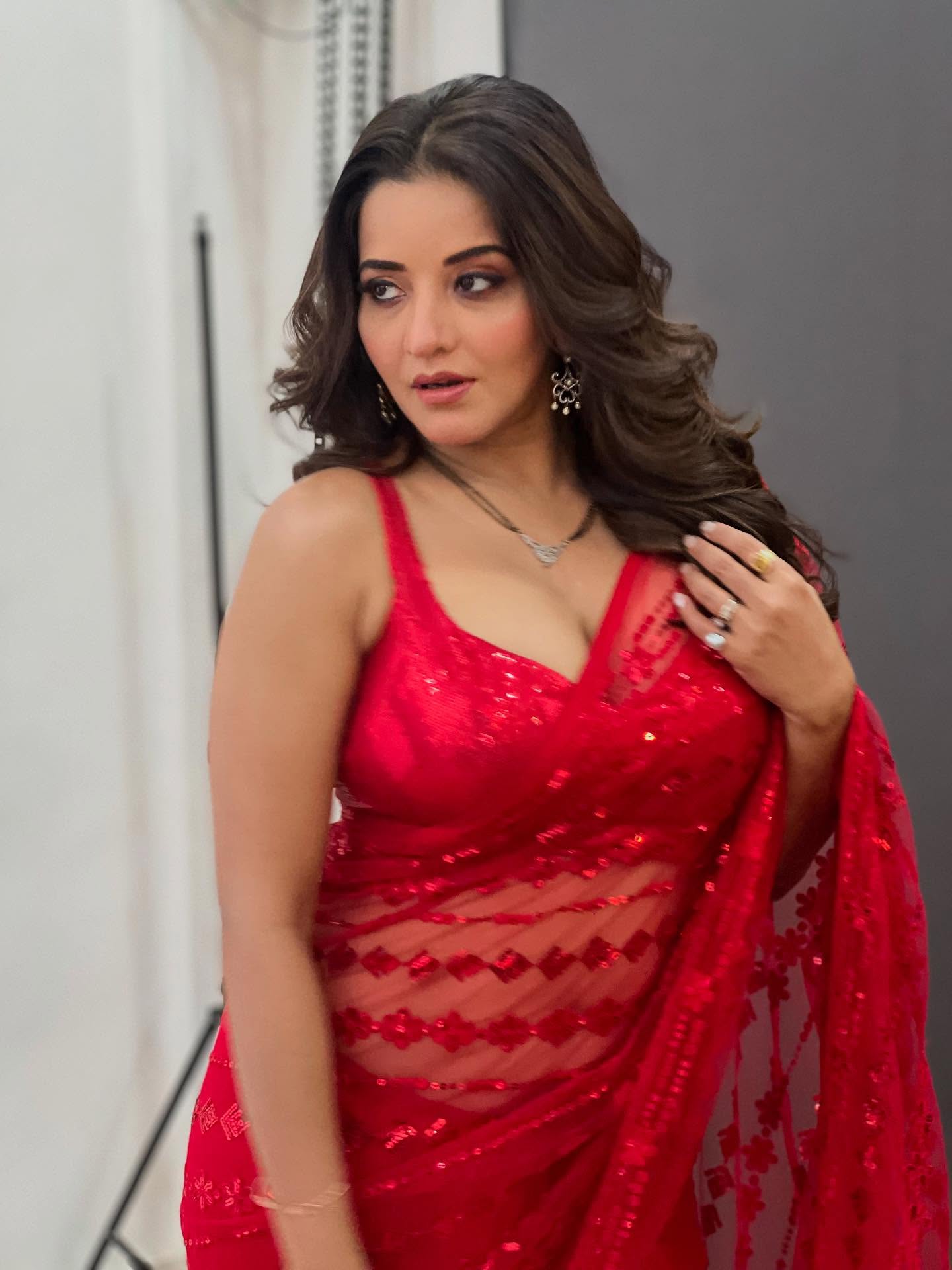 Monalisa Flaunts Curves in Red...