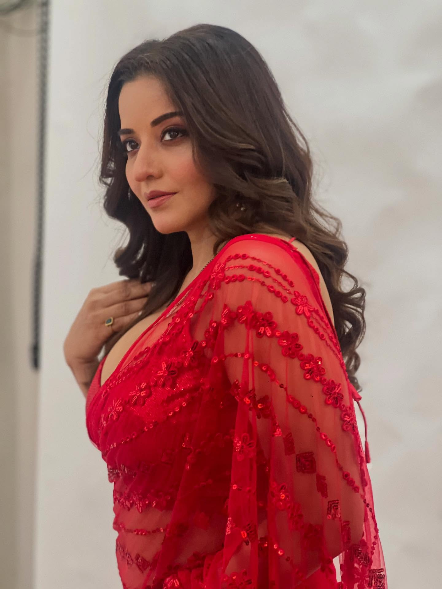 Monalisa Flaunts Curves in Red...
