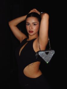 Avneet Kaur Flaunts Slim Waist & Killer Poses in Revealing Black Attire, See Her Photo’s