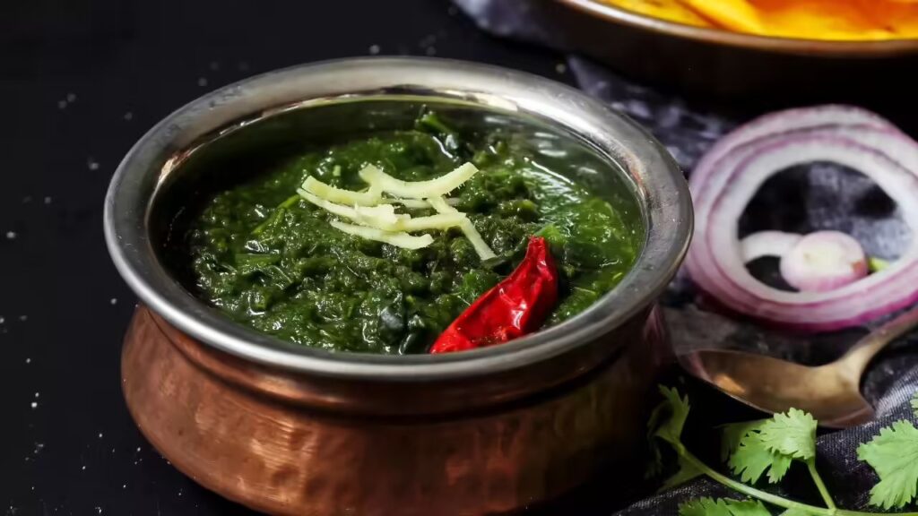 Saag : गांव जैसा स्वादिष्ट सरसों का साग बनाने की आसान विधि, कड़वाहट दूर करने का खास टिप्स