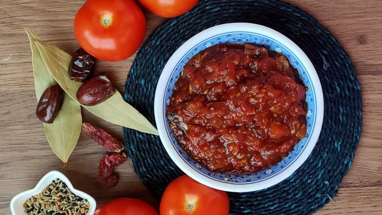 spicy tomato-garlic chutney : 10...