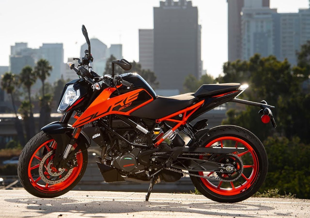 KTM Duke 200 2025 Review:...