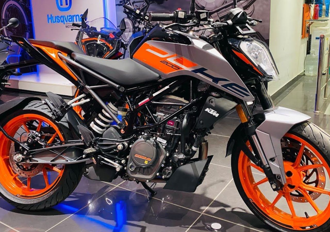 KTM Duke 200 2025 Review:...