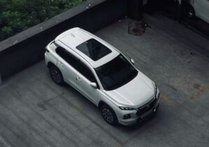 Toyota Innova HyCross Redefined: SUV Styling, Hybrid Efficiency & Premium Comfort in One Package”