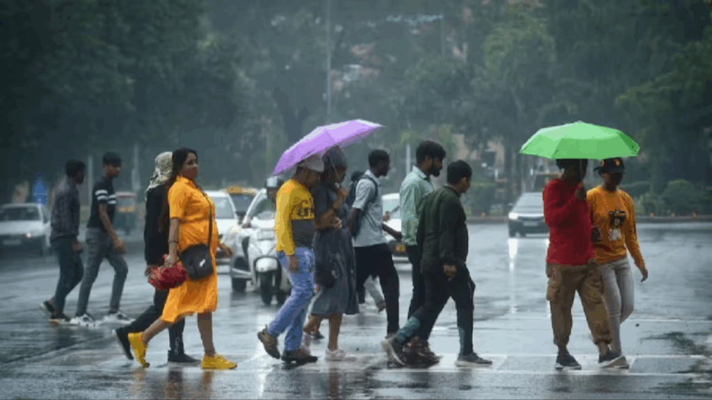 UP Weather Update: यूपी के 25 से ज्यादा जिलों में भारी बारिश के आसार, जानिए लेटेस्ट अपडेट