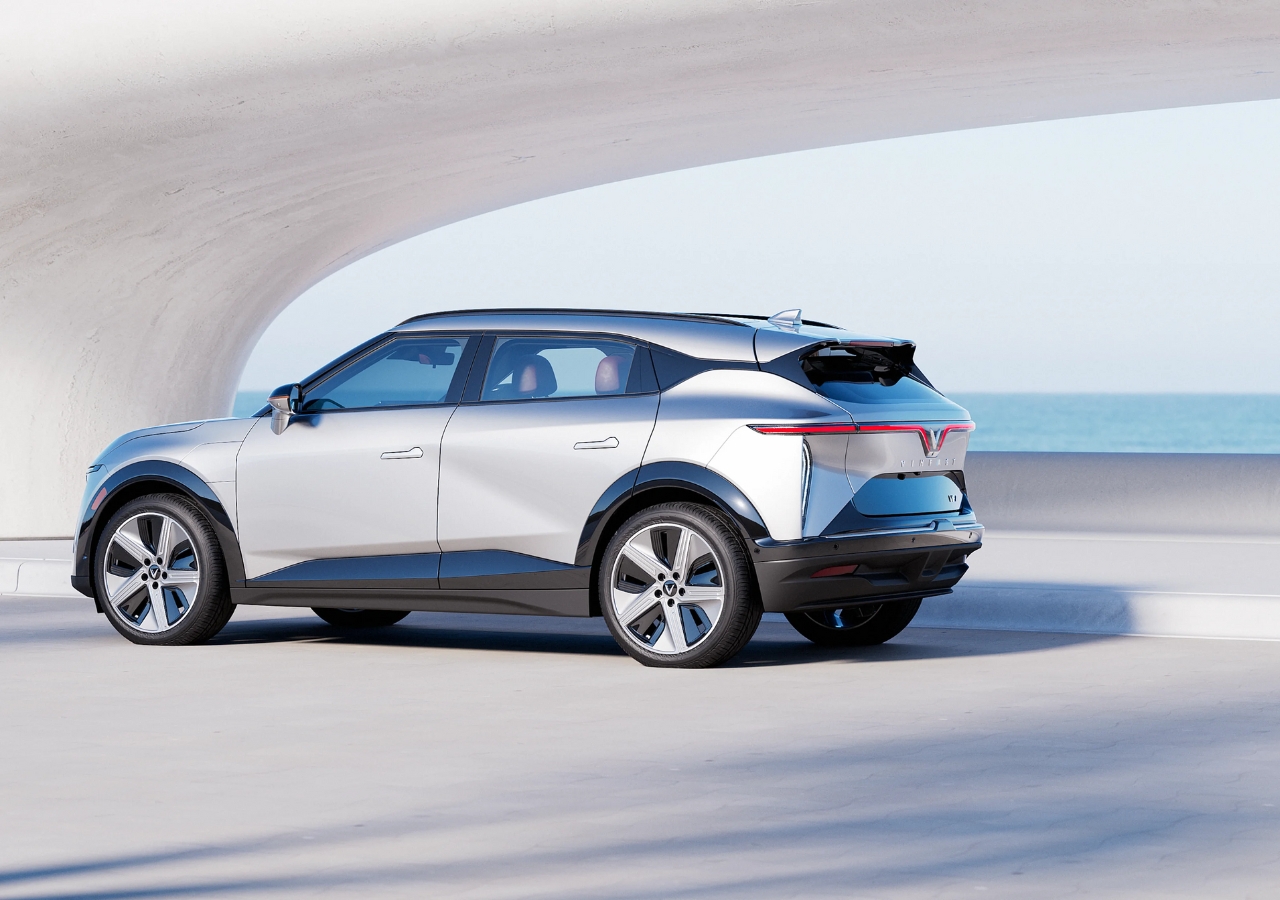 VinFast VF7: A Bold Electric...